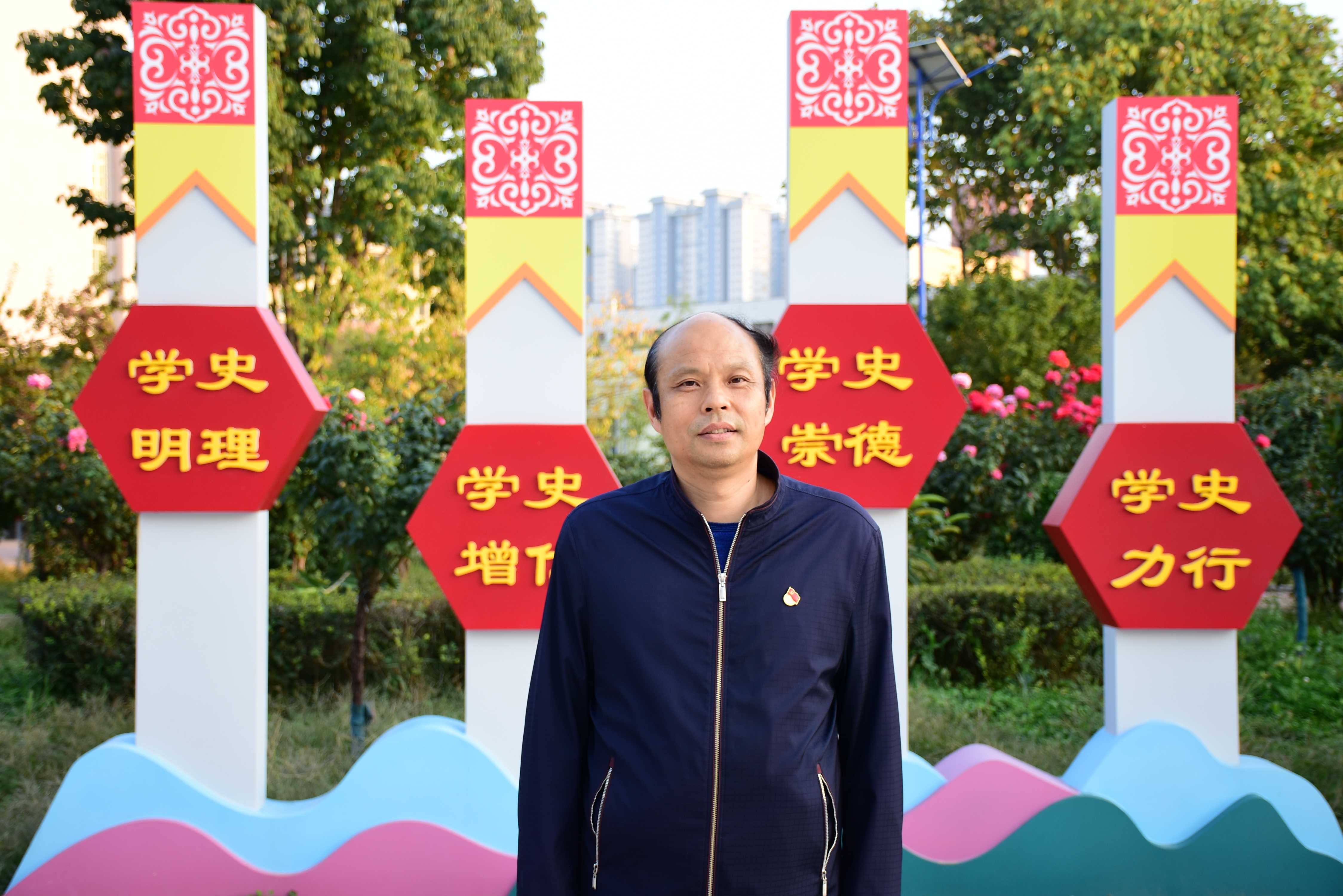 教务处主任李新_副本.jpg 教务处主任李新_副本.jpg