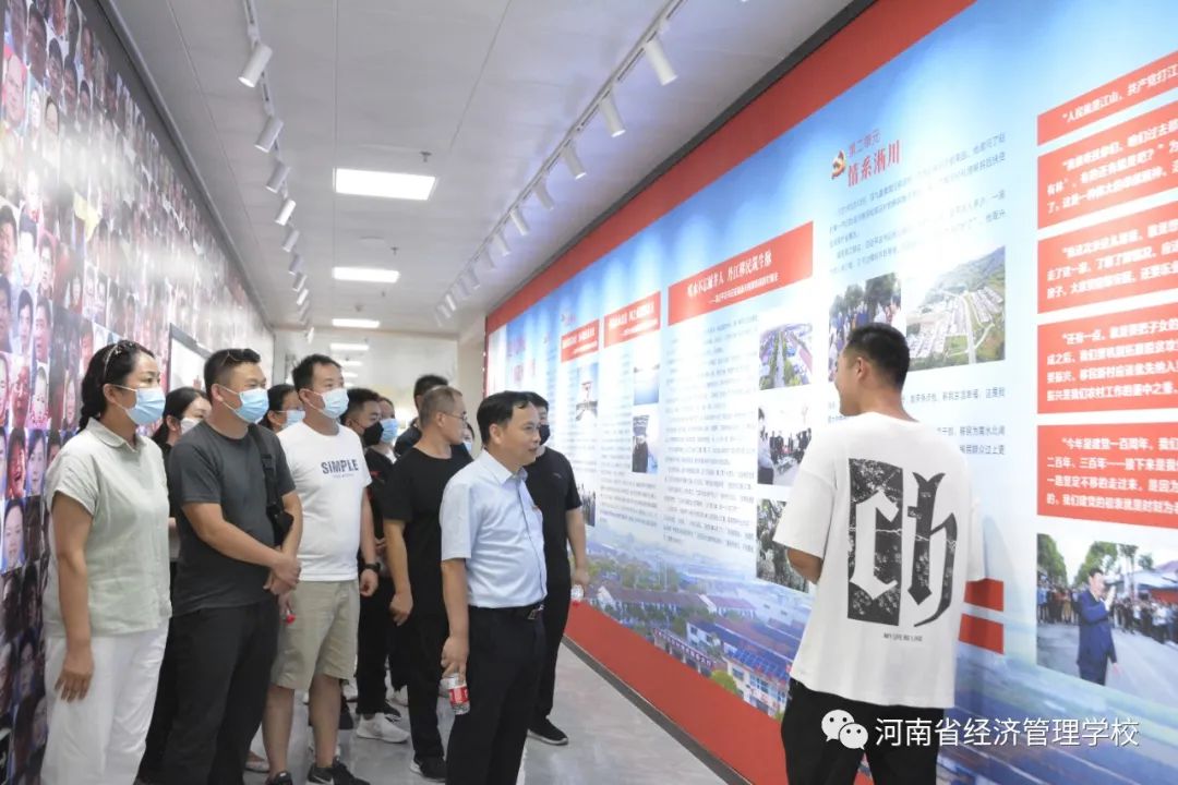 8参观移民精神展览馆.jpg 8参观移民精神展览馆.jpg