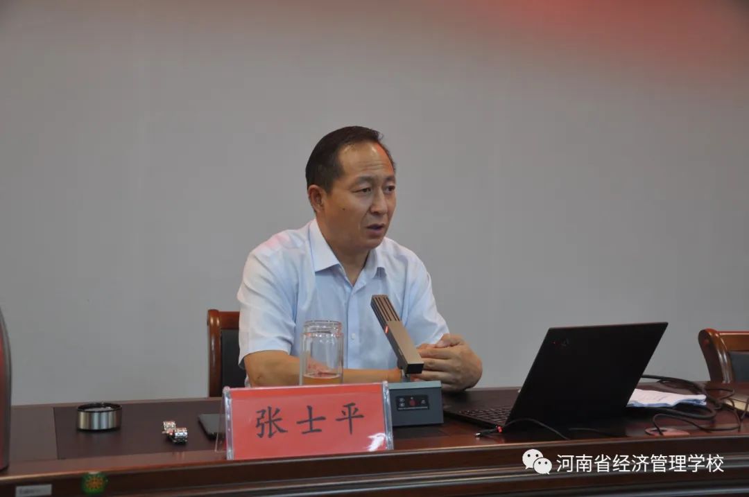 5张士平教授授课.jpg 5张士平教授授课.jpg