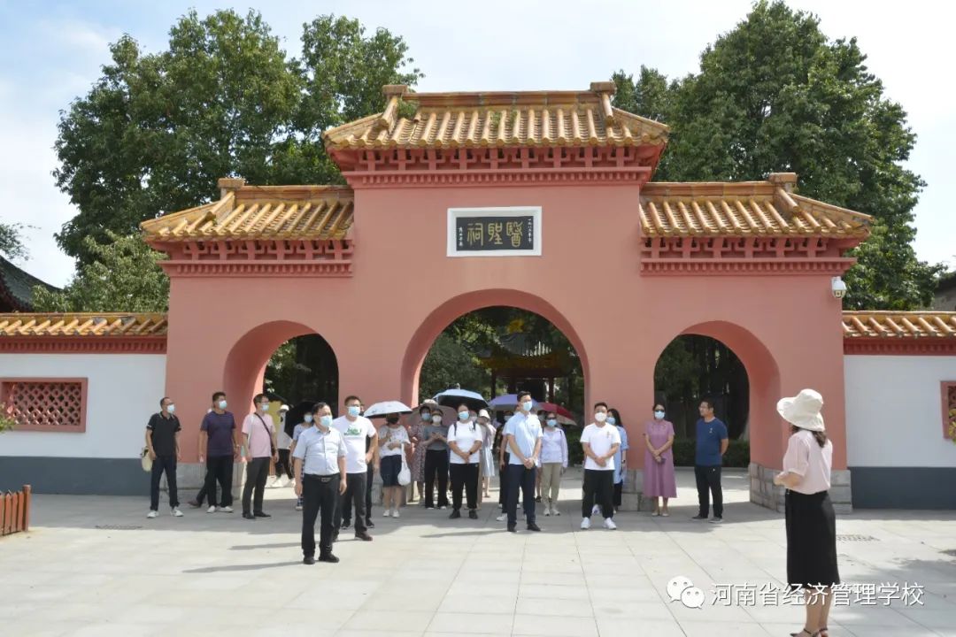9瞻仰张仲景医圣祠.jpg 9瞻仰张仲景医圣祠.jpg