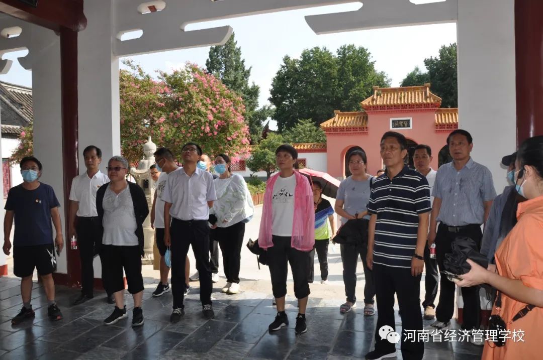 11 瞻仰张仲景医圣祠.jpg 11 瞻仰张仲景医圣祠.jpg