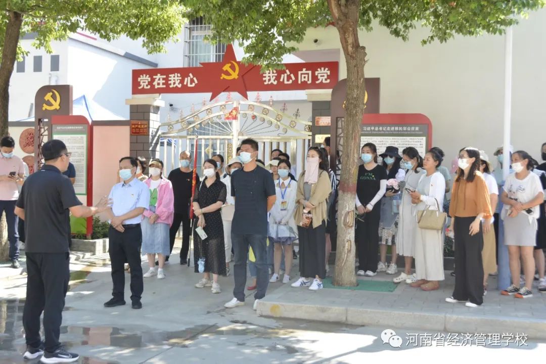 7在移民新村邹庄参观.jpg 7在移民新村邹庄参观.jpg